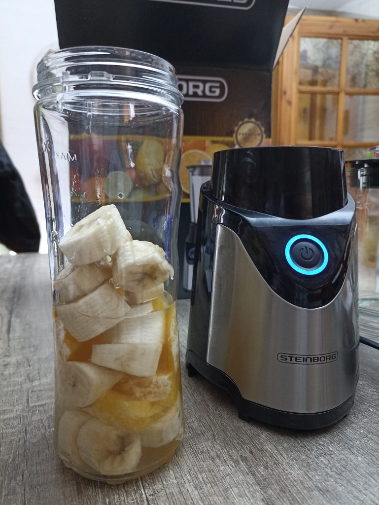 Steinborg SB-7030 Standmixer, Zutaten für Smoothie im Behälter