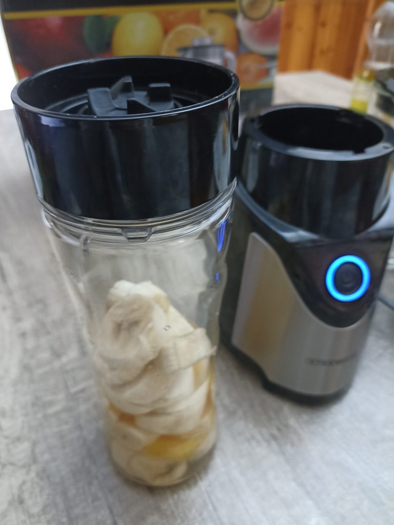 Steinborg SB-7030 Standmixer, Zutaten für Smoothie im Behälter mit Klingenaufsatz