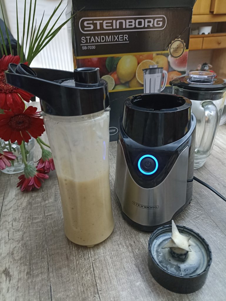 Steinborg SB-7030 Standmixer, fertiger Smoothie in Trinkflasche