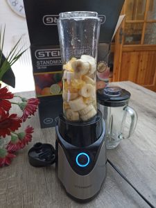 Steinborg SB-7030 Standmixer, vor dem Mixen des Smoothies