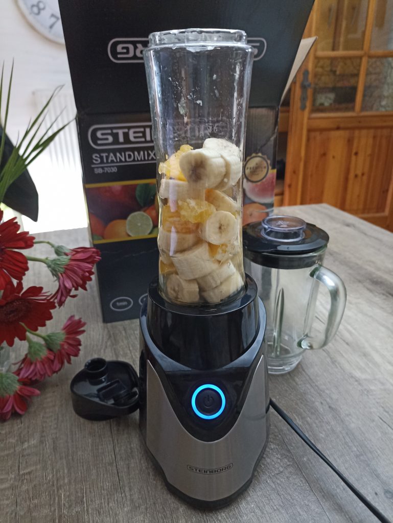 Steinborg SB-7030 Standmixer, vor dem Mixen des Smoothies