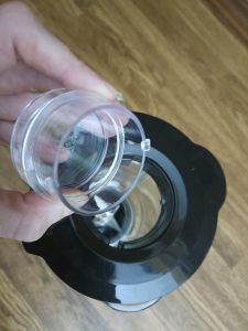 Steinborg SB-7030 Standmixer, Einfüllöffnung im Deckel öffnen