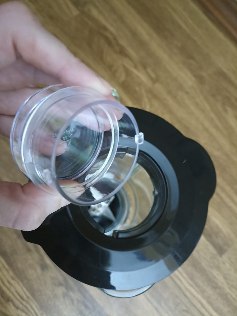 Steinborg SB-7030 Standmixer, Einfüllöffnung im Deckel öffnen