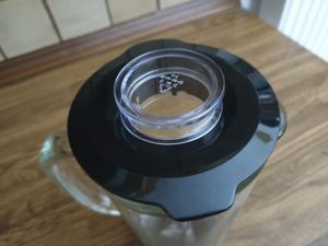 Steinborg SB-7030 Standmixer, verschlossene Einfüllöffnung im Deckel
