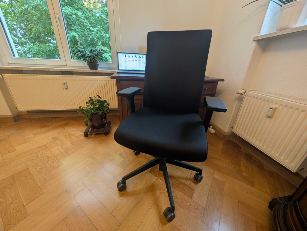 TREND OFFICE to-Strike Comfort vor dem Schreibtisch