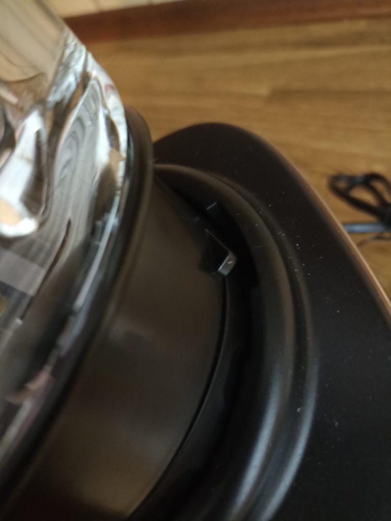 Tefal PerfectMix+ BL82AD Standmixer, Einrasten des Mixerbehälters