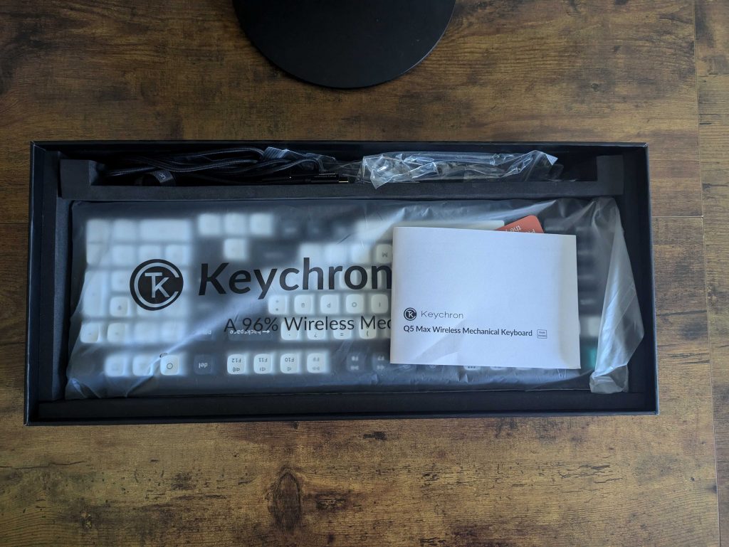 Verpackung der Keychron Q5 MAX Tastatur geöffnet (2)