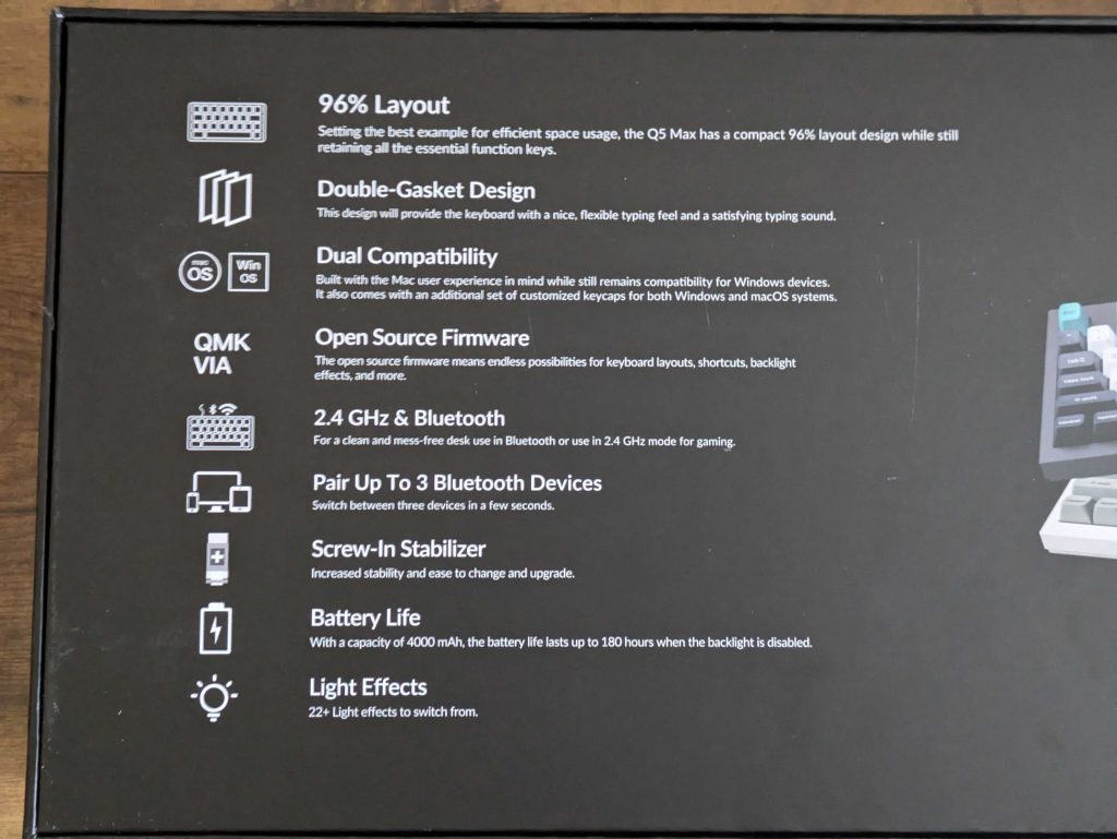 Verpackung der Keychron Q5 MAX Tastatur von hinten in der Nahansicht