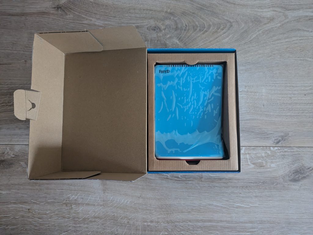Verpackung des AVM FRITZ!Repeater 6000 WLAN-Repeaters geöffnet