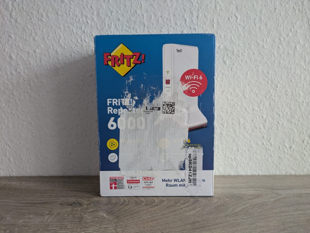 Verpackung des AVM FRITZ!Repeater 6000 WLAN-Repeaters von vorne