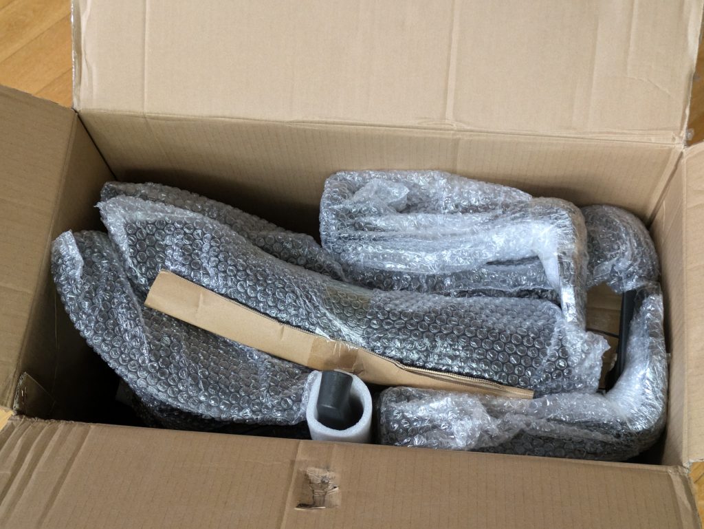 Verpackung des Daccormax DAZ ZF35 Bürostuhls geöffnet