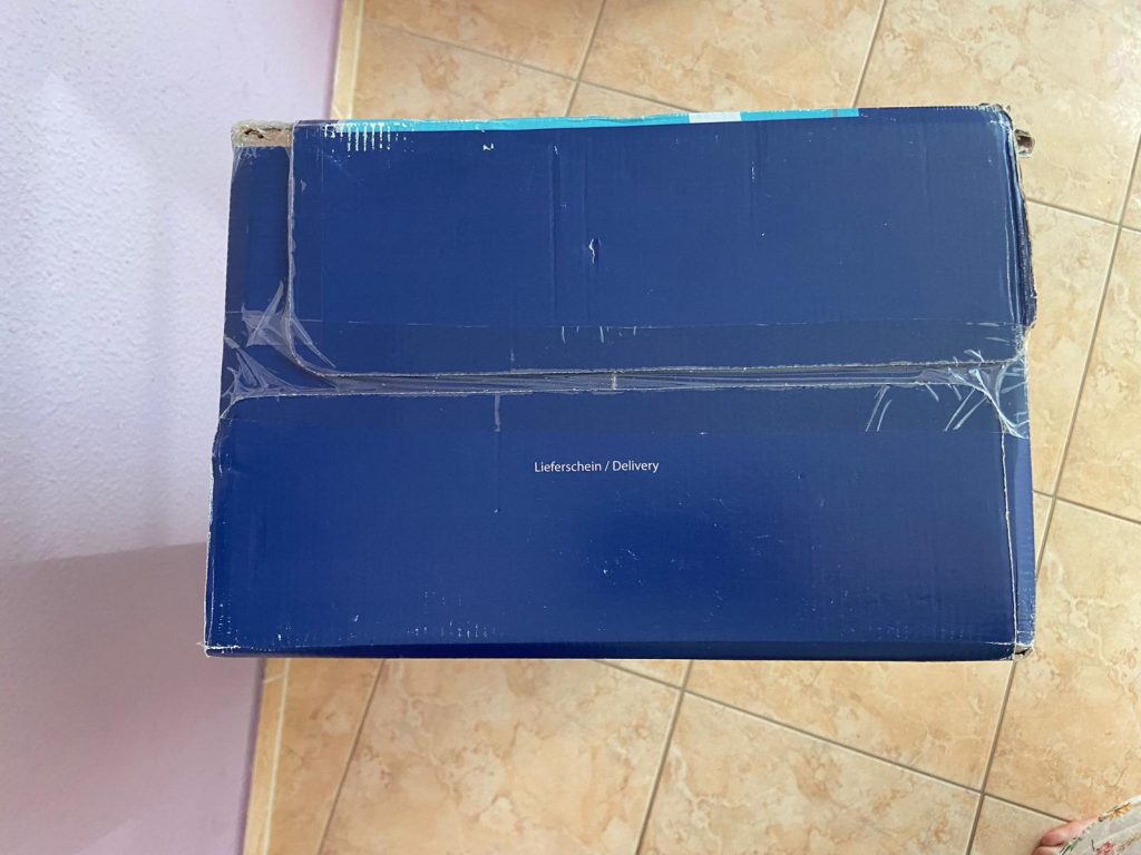 Verpackung des Leifheit Regulus Aqua PowerVac Pro 2.0 Saugwischers von oben