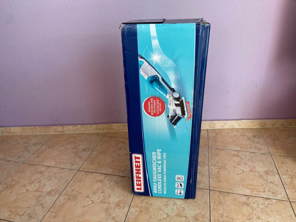 Verpackung des Leifheit Regulus Aqua PowerVac Pro 2.0 Saugwischers von vorne