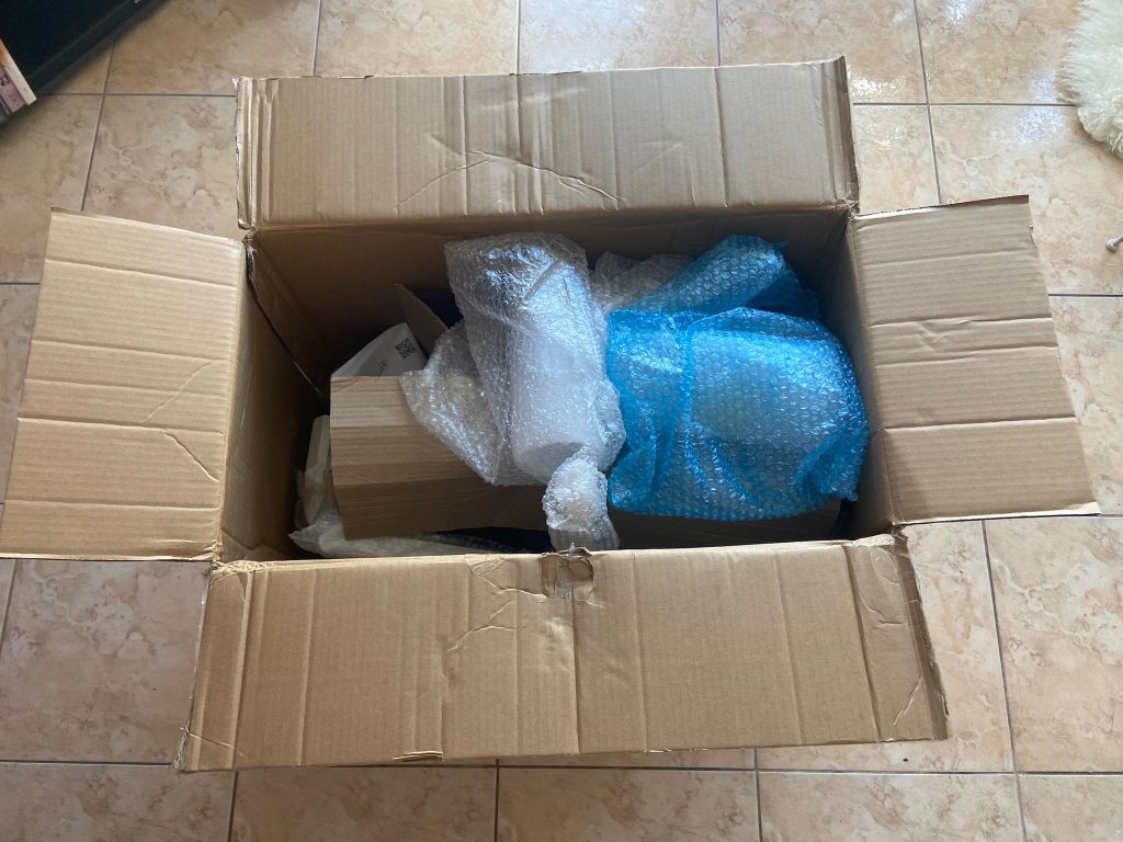 Verpackung des Ofinto Ergo Bürostuhl geöffnet