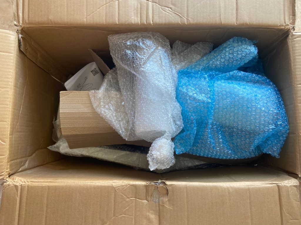 Verpackung des Ofinto Ergo Bürostuhls geöffnet in der Nahansicht
