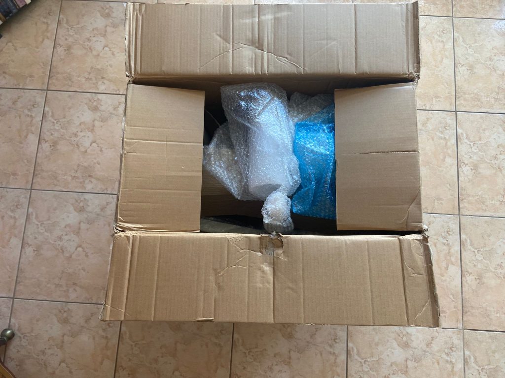 Verpackung des Ofinto Ergo Bürostuhls teilweise geöffnet