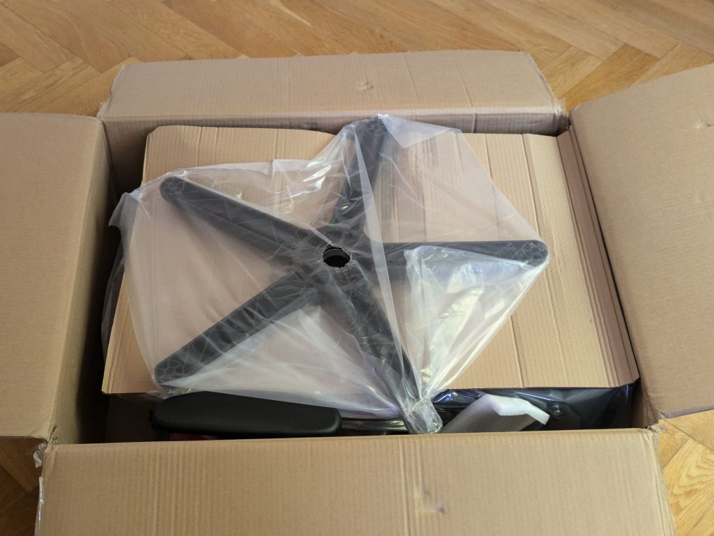 Verpackung des Robas Lund DX Racer 1.2 FD01 Bürostuhl geöffnet