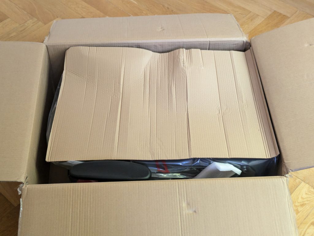 Verpackung des Robas Lund DX Racer 1.2 FD01 Bürostuhl geöffnet (2)