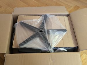 Verpackung des Robas Lund DX Racer 1.2 FD01 Bürostuhl geöffnet