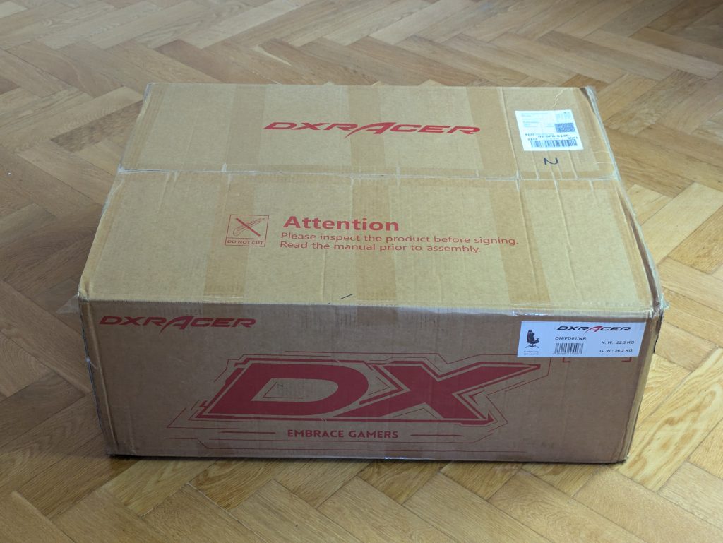 Verpackung des Robas Lund DX Racer 1.2 FD01 Bürostuhl von vorne