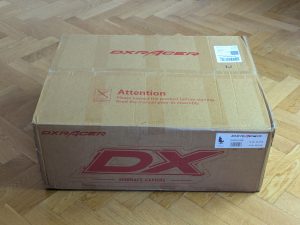 Verpackung des Robas Lund DX Racer 1.2 FD01 Bürostuhl von vorne