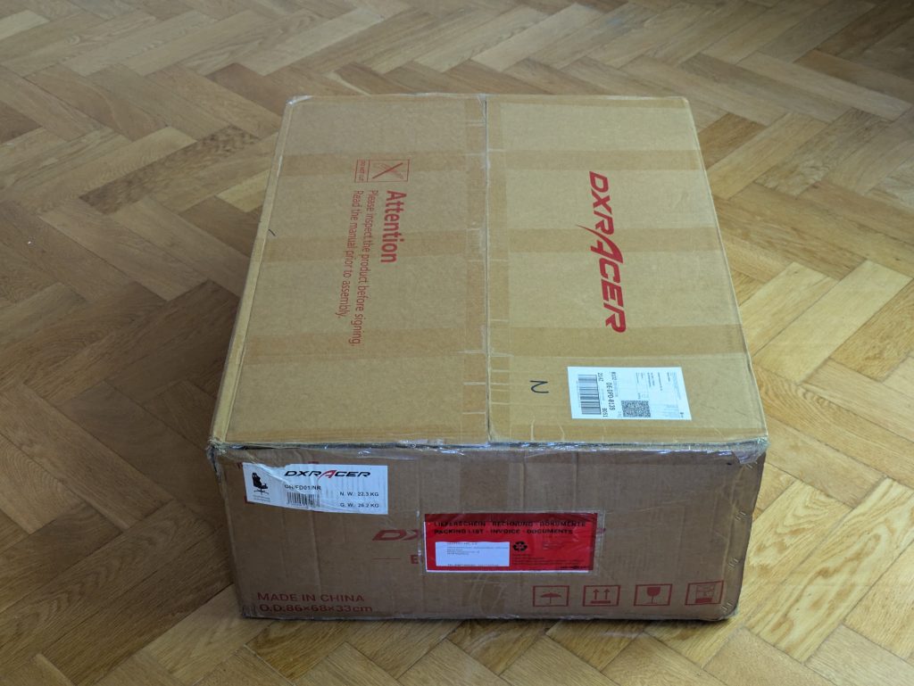 Verpackung des Robas Lund DX Racer 1.2 FD01 Bürostuhls von links