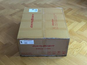 Verpackung des Robas Lund DX Racer 1.2 FD01 Bürostuhls von rechts