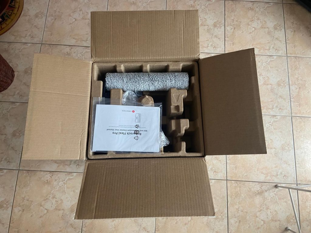 Verpackung des Roborock Flexi Pro Saugwischers von oben, geöffnet