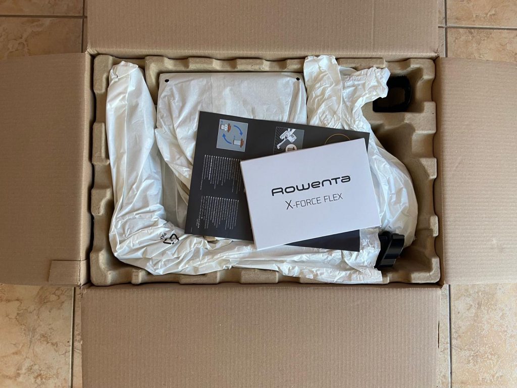 Verpackung des Rowenta X-Force Flex 14.60 Aqua Saugwischers geöffnet (2)