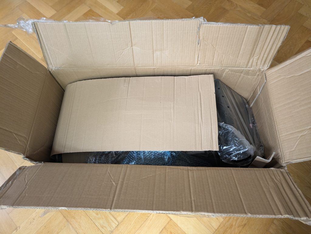 Verpackung des SONGMICS OBG71B Bürostuhls geöffnet