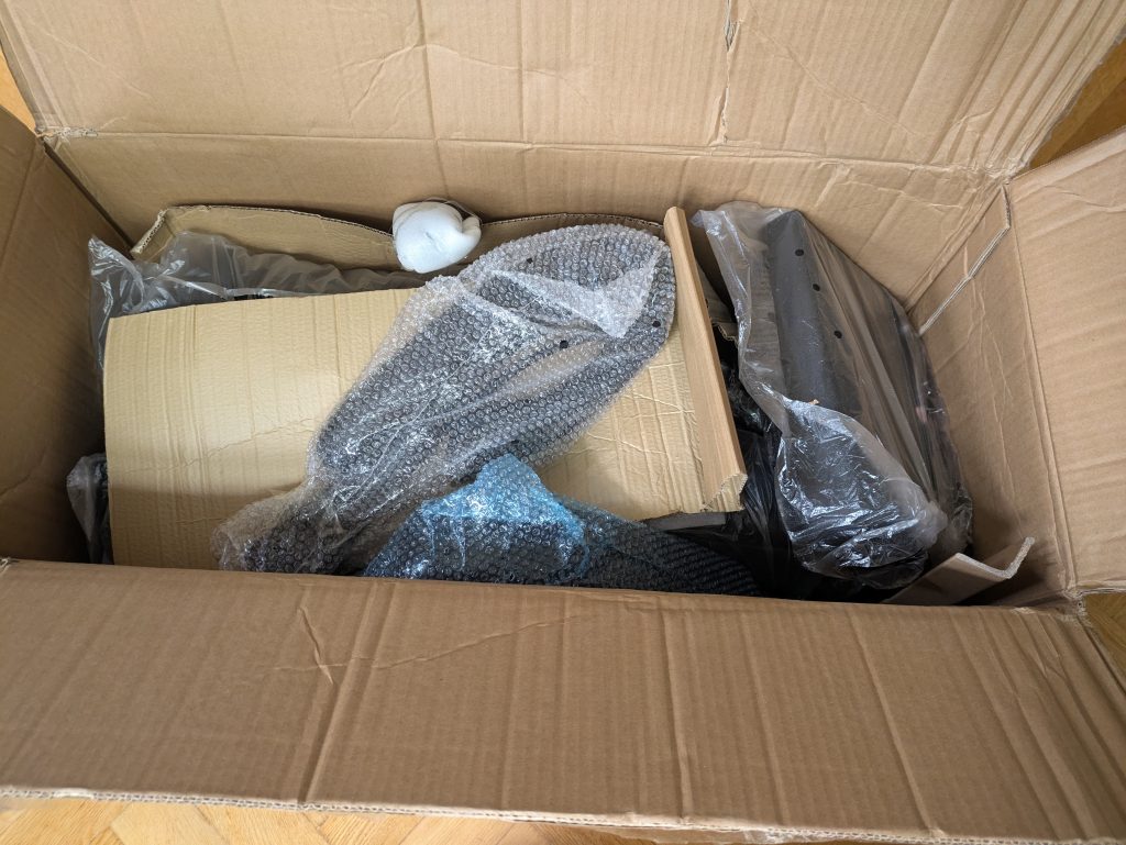 Verpackung des SONGMICS OBG71B Bürostuhls geöffnet v2