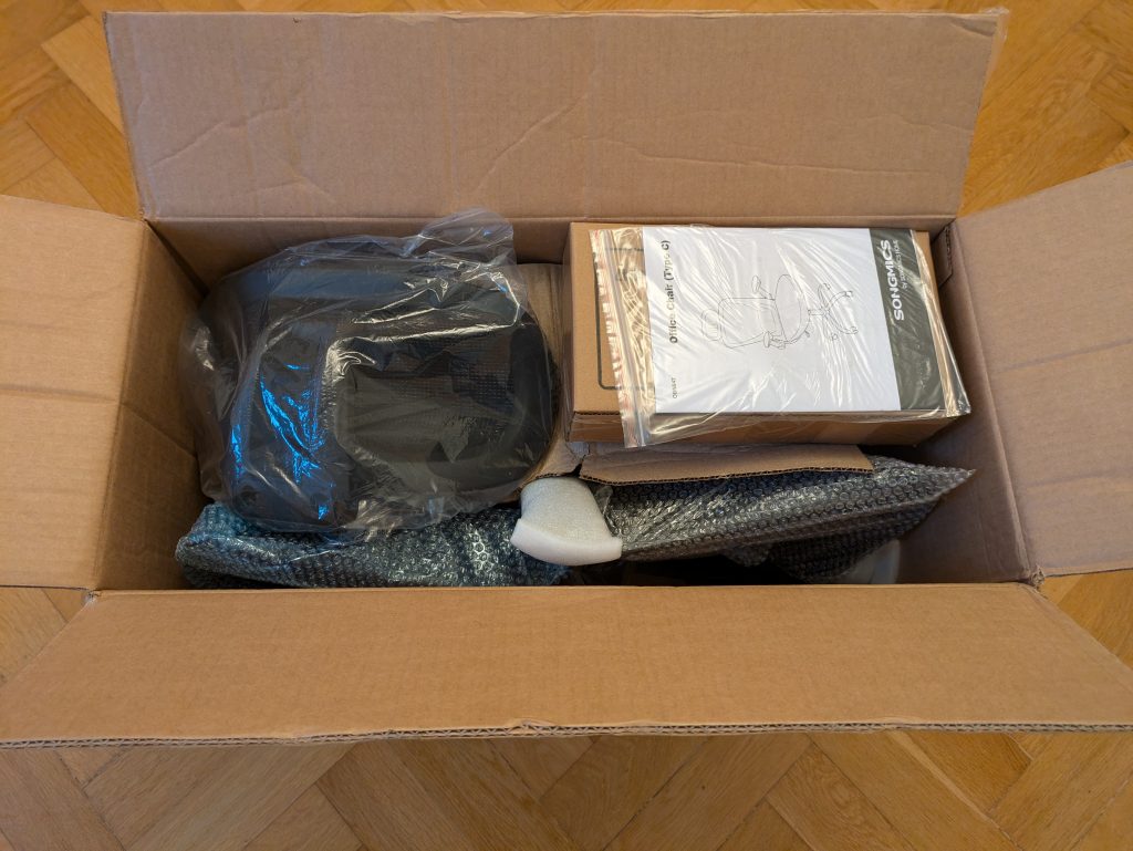 Verpackung des SONGMICS OBN047B01 Bürostuhls geöffnet