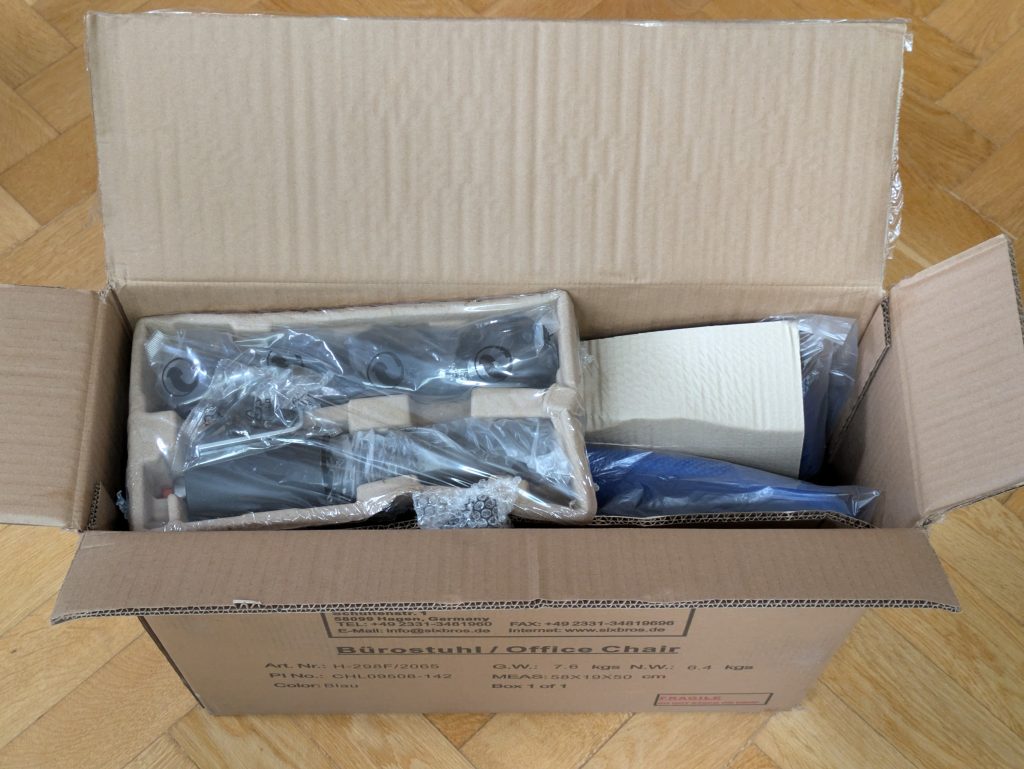 Verpackung des SixBros. H-298F2065 Bürostuhls geöffnet