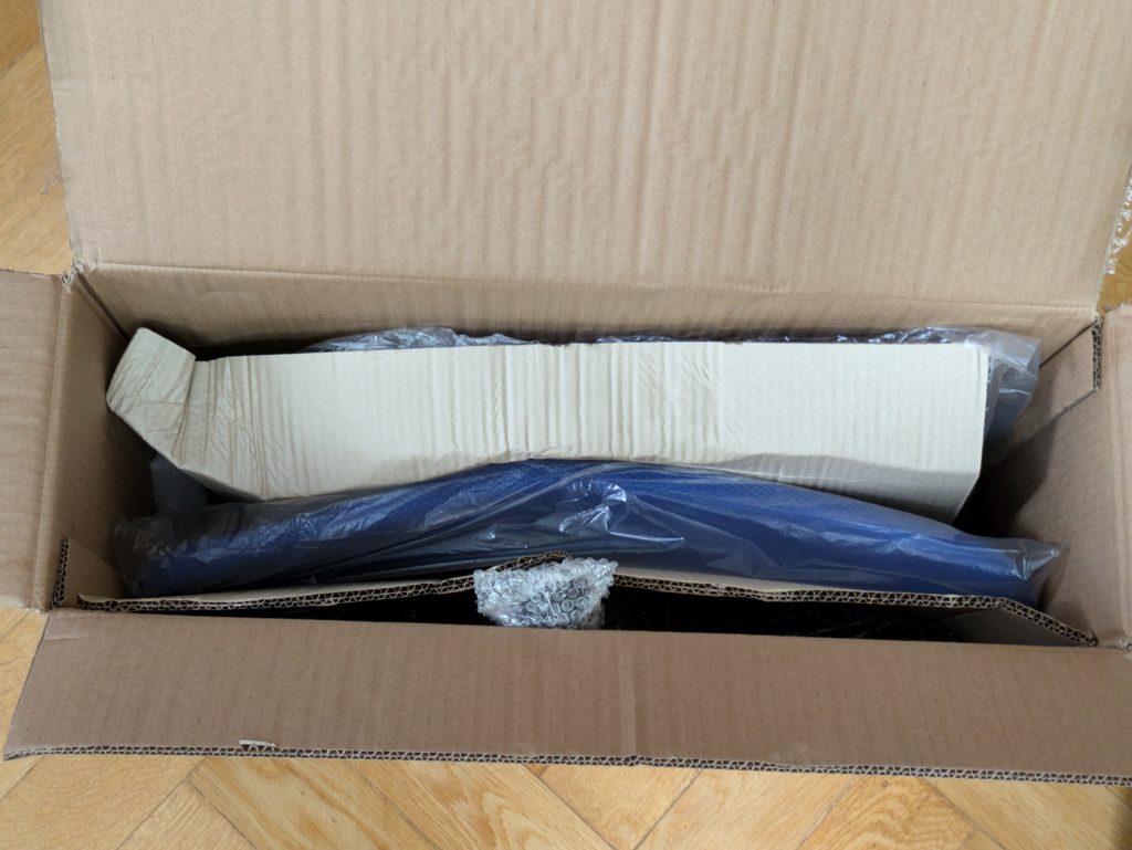 Verpackung des SixBros. H-298F2065 Bürostuhls geöffnet (2)