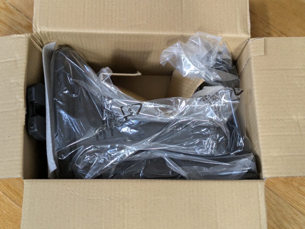 Verpackung des TREND OFFICE to-Strike Comfort pro Bürostuhls-Zubehörs geöffnet