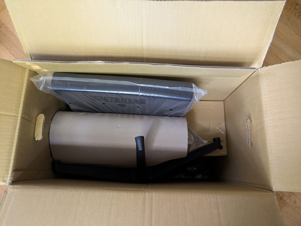 Verpackung des TREND OFFICE to-Strike Comfort pro Bürostuhls geöffnet