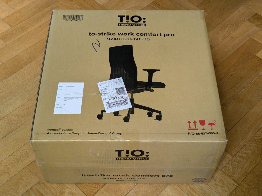 Verpackung des TREND OFFICE to-Strike Comfort pro Bürostuhls von hinten