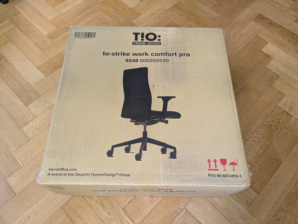 Verpackung des TREND OFFICE to-Strike Comfort pro Bürostuhls von vorne