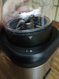 WMF Kult X Mix & Go Smoothie Mini Standmixer, Dreieckspfeile als Hinweis zum Einrasten