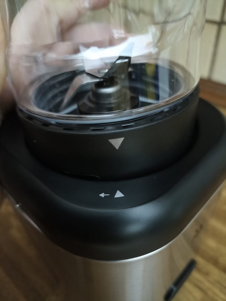 WMF Kult X Mix & Go Smoothie Mini Standmixer, Dreieckspfeile als Hinweis zum Einrasten