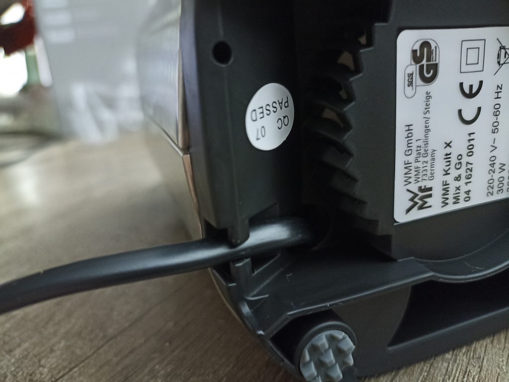 WMF Kult X Mix & Go Smoothie Mini Standmixer; Kabelführung auf Unterseite der Motorbasis