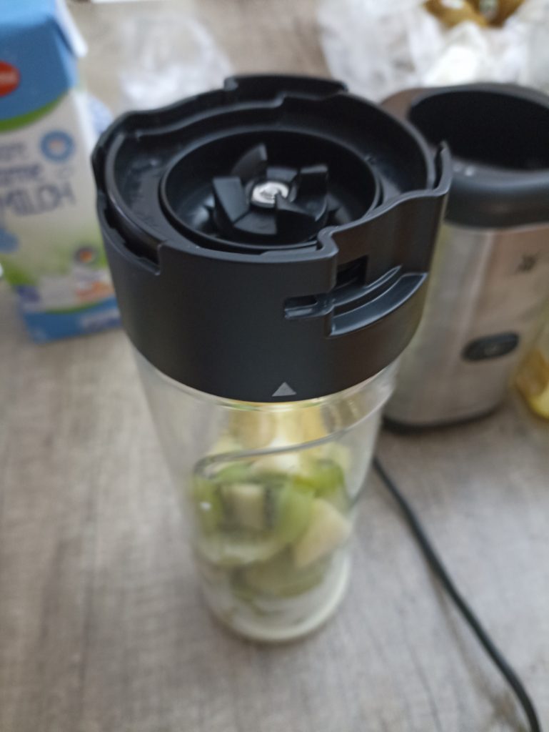 WMF Kult X Mix & Go Smoothie Mini Standmixer, Klingenbaugruppe auf den Behälter gesetzt