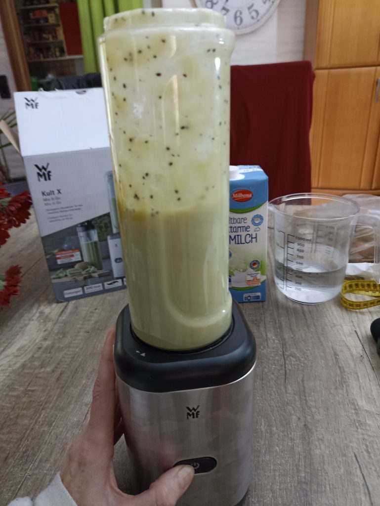 WMF Kult X Mix & Go Smoothie Mini Standmixer, Smoothie mixen