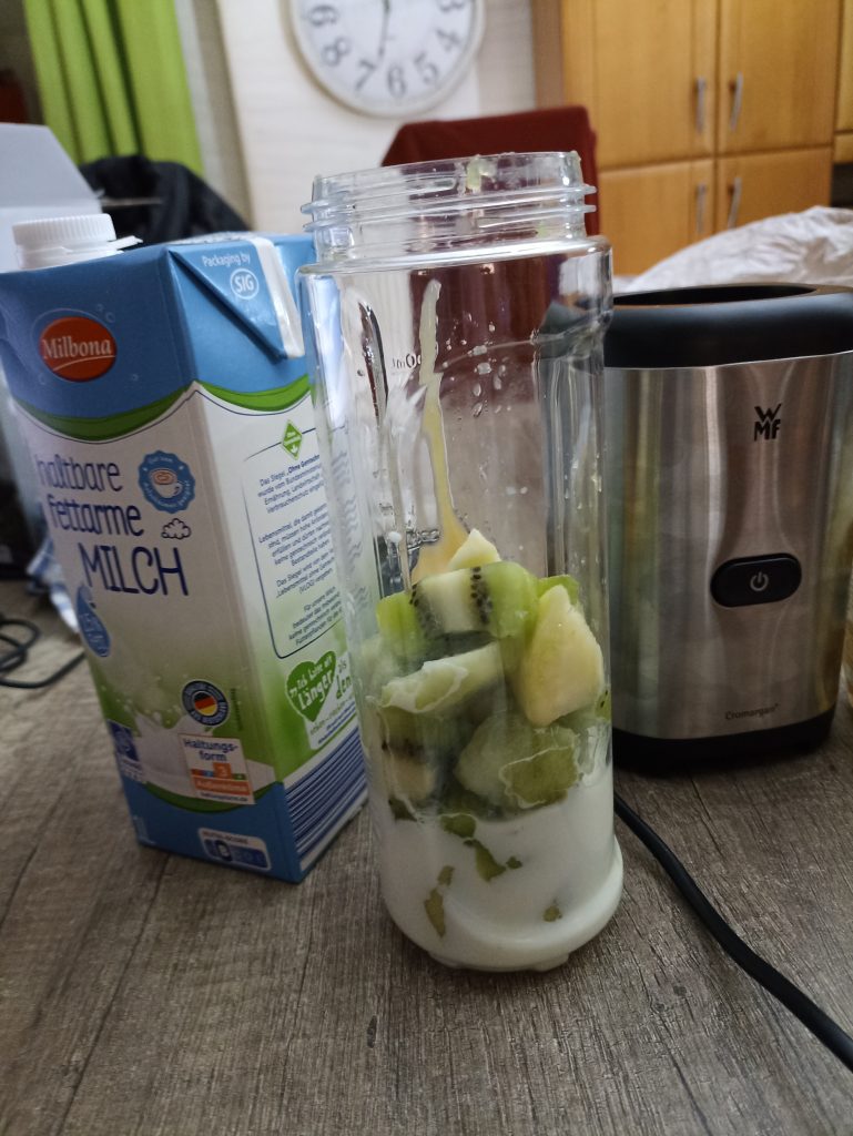 WMF Kult X Mix & Go Smoothie Mini Standmixer, Zutaten für Smoothie im Behälter
