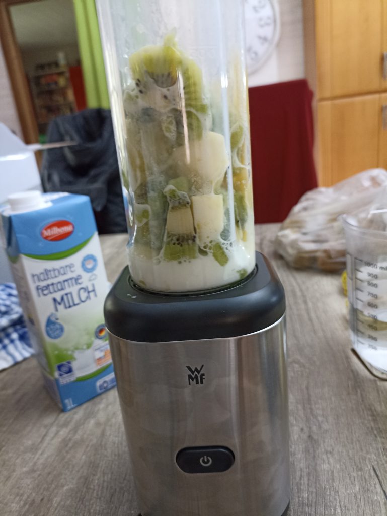 WMF Kult X Mix & Go Smoothie Mini Standmixer, Zutaten für Smoothie im Behälter aufgesetzt