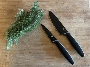WMF Touch Küchenmesser-Set Vorbereitung Kräutertest