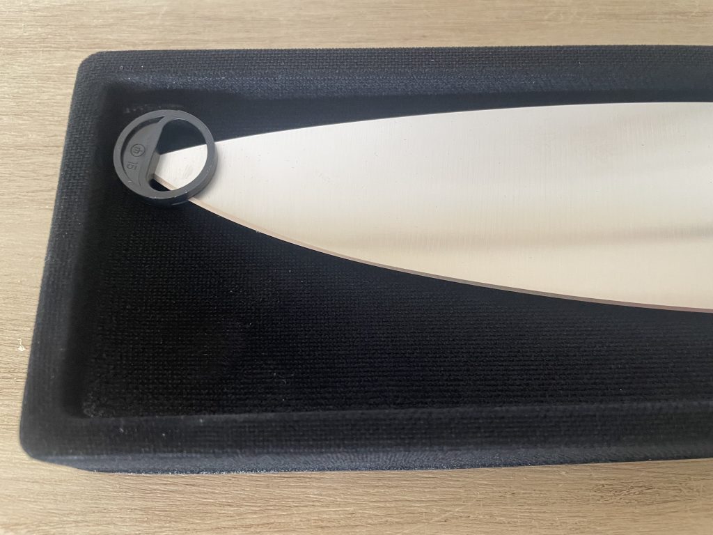 WÜSTHOF Classic Küchenmesser Nahaufnahme Befestigung in der Verpackung