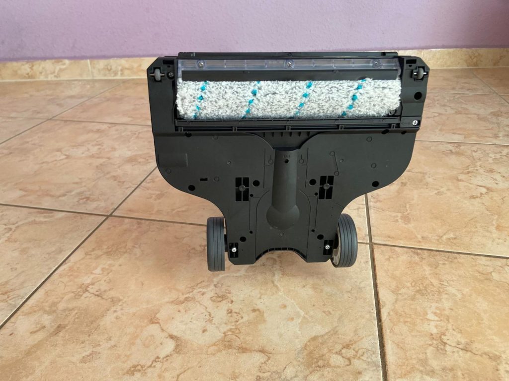 Walze des Leifheit Regulus Aqua PowerVac Pro 2.0 Saugwischers von unten