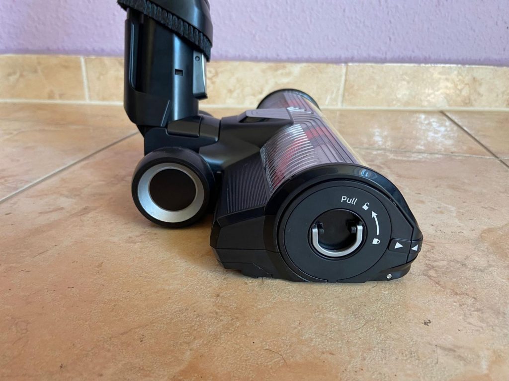 Walze des Rowenta X-Force Flex 14.60 Aqua Saugwischers von der Seite