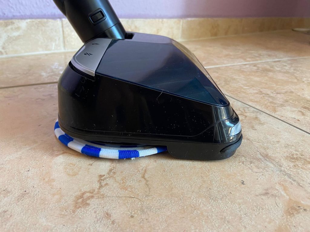 Wasseraufsatz des Rowenta X-Force Flex 14.60 Aqua Saugwischers von der Seite